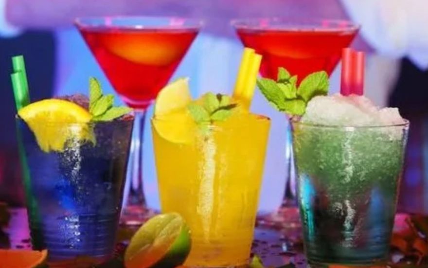 Inspire-se com 30 Drinks com Vinho para Preparar em Casa