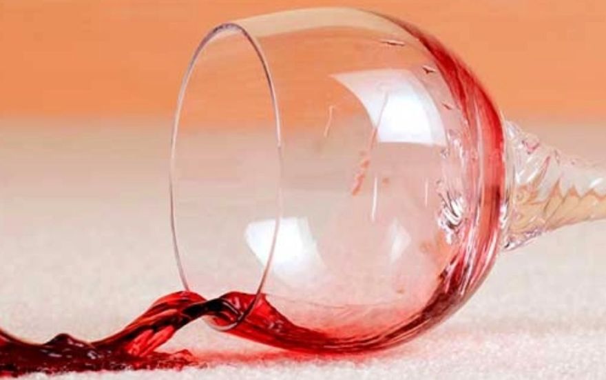 Como tirar mancha de vinho
