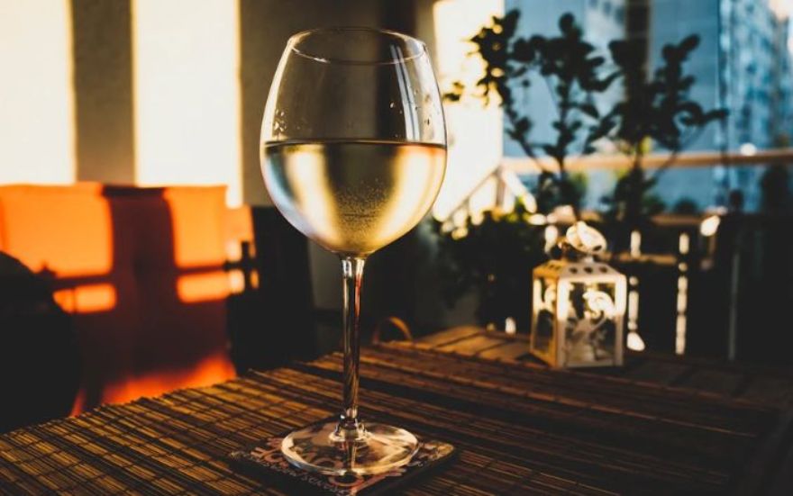 Descobrindo o Bom Vinho Branco: Guia para Escolher Qualidade e Preço