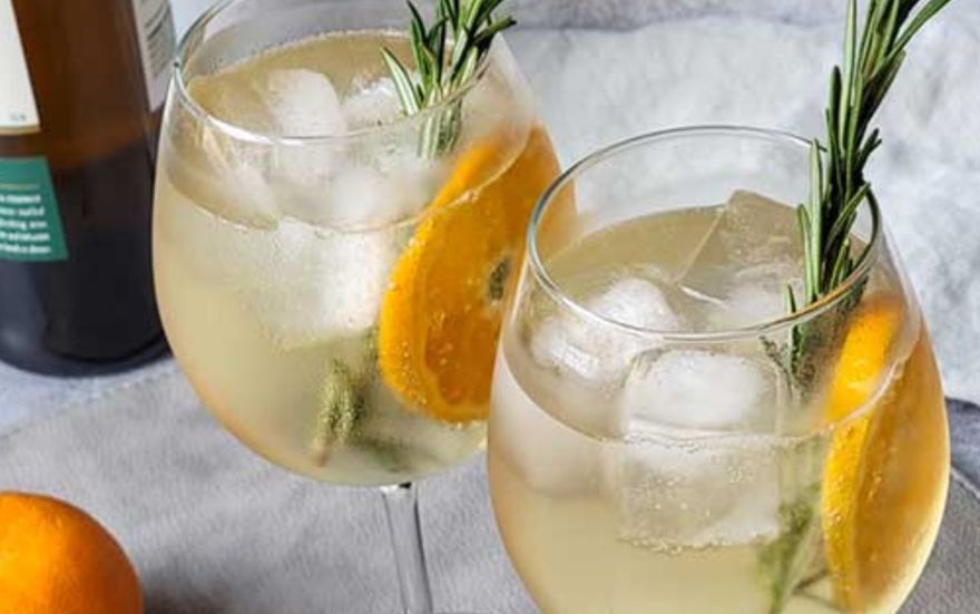 Descubra 7 ideias incríveis de drinks com vinho branco